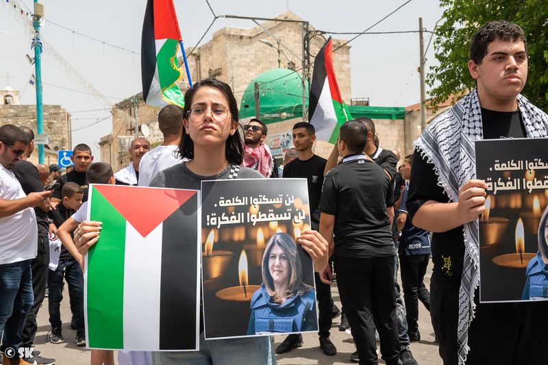 Protestors carry photo of Shireen Abu-Akleh / Author: שי קנדלר