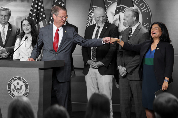 Reps. Tim Burchett (R-TN) and Pramila Jayapal (D-WA) at a news conference on legislation to ban members of Congress from trading stocks | REUTERS/Jonathan Ernst, edited by Russell Nystrom